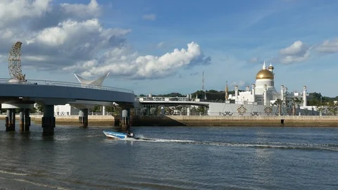 A boat pass through Sultan Omar Ali Saifuddin Mosque Stock Footage 98079301