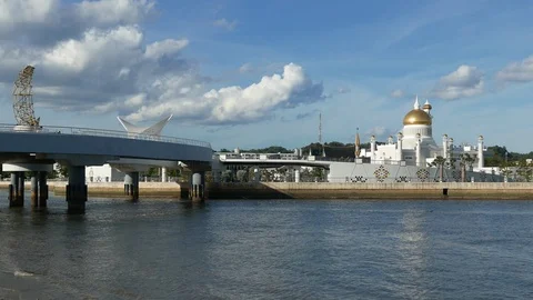 A boat pass through Sultan Omar Ali Saifuddin Mosque Video stock 98080276