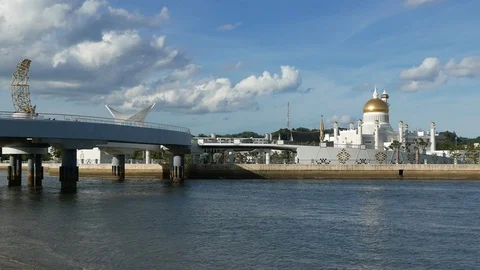 A boat pass through Sultan Omar Ali Saifuddin Mosque Video stock 98080602