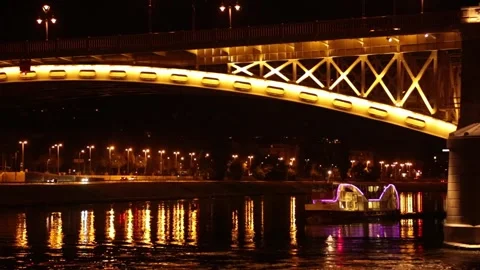 A boat passes on the Danube River Vídeo Stock 137016888