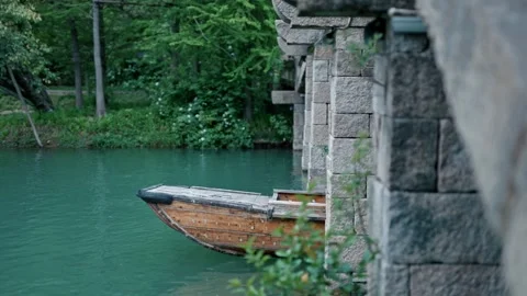 The boat passes through the stone bridge cave Video stock 274294925
