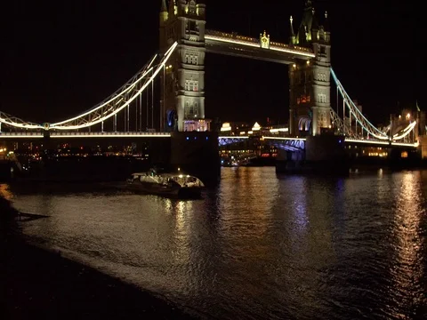 A boat passes under Tower Bridge at night Stock-Footage 83139944