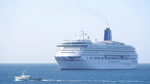 Boat passing in front of P and O cruise ship Video stock 106018320