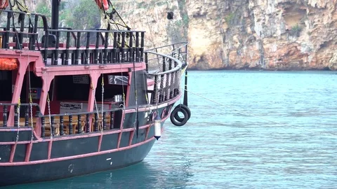 Boat passing the huge cliffs at Pictured Rocks National park 库存影片 83953770