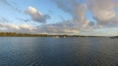 Boat passing by slow 動画素材 118017341