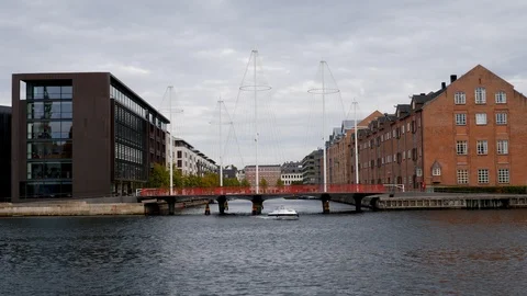 Boat passing under Circle Bridge in Copenhagen Видео 112632272