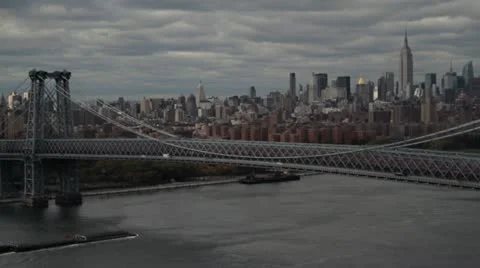Boat passing under Manhattan Bridge with Midtown in the background, Video stock 10936605