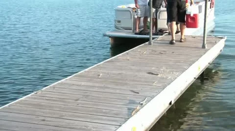 Boat Picking Up People at Dock Stockbeeldmateriaal 12571510
