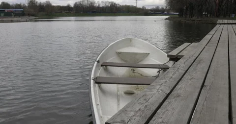 Boat at pier 库存影片 186996474