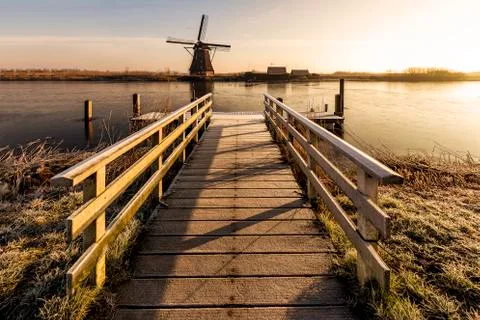 Boat platform in front of the Kinderdijk mill under the warm morning sun Stock-Fotos