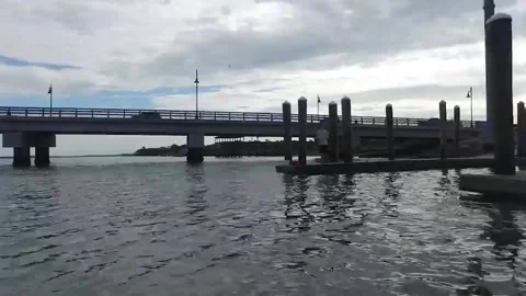 BOAT PULLING AWAY FROM A DOCK- CHARLESTON SC Vídeo Stock 131251694