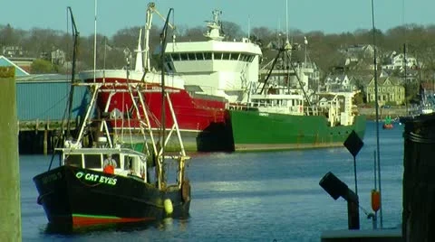 Boat Pulling Into Harbor in New England Vidéo 10864268