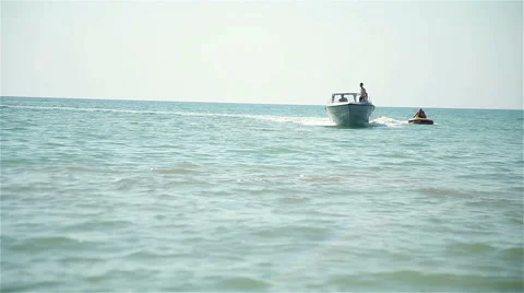 The boat pulls a man in the circle on the sea Video stock 65164605