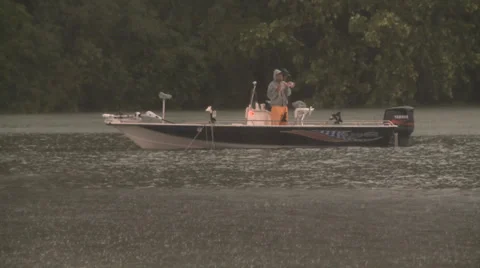 Boat in the rain Stock-Footage 39286370