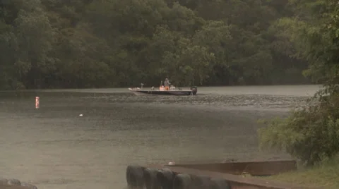 Boat in rain mediu Видео 39286338