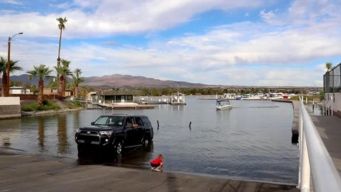 Boat Ramp Loading Boat on Trailer Vídeos de archivo 128555345