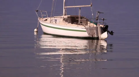 Boat reflection in ripples 库存影片 39936579