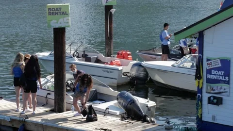 Boat rental. Instructor dealing with passengers. 库存影片 157405095