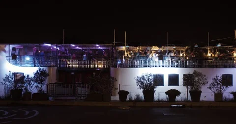 Boat restaurant in Paris, evening rest. 库存影片 118281253