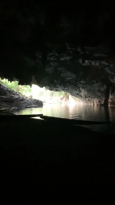 Boat ride inside Kong Lor cave Vídeos de archivo 343178339