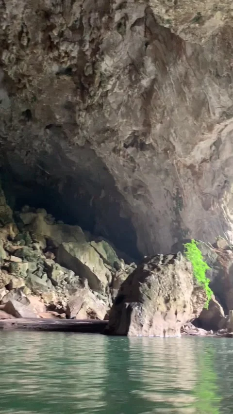 Boat ride inside Kong Lor cave Stockbeeldmateriaal 343178378