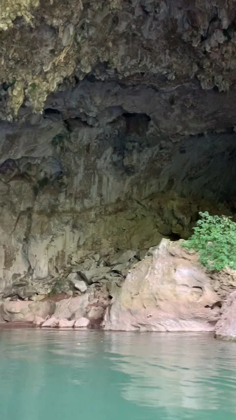 Boat ride inside Kong Lor cave Stockbeeldmateriaal 343178380