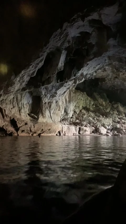 Boat ride inside Kong Lor cave Vídeo Stock 343178382