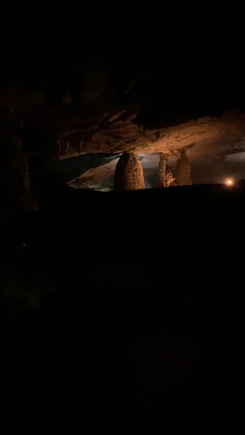 Boat ride inside Kong Lor cave Vidéo 343178389