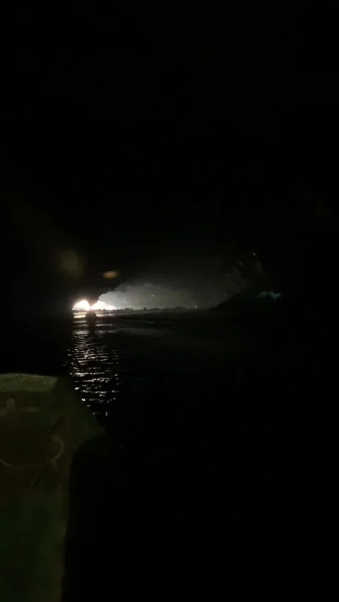 Boat ride inside Kong Lor cave 库存影片 343178390