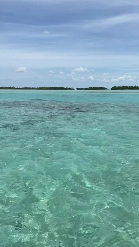 Boat ride on Rangiroa lagoon Stockbeeldmateriaal 344426614
