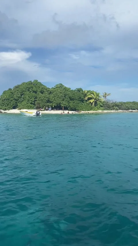 Boat ride on Rangiroa lagoon Stockbeeldmateriaal 344427387