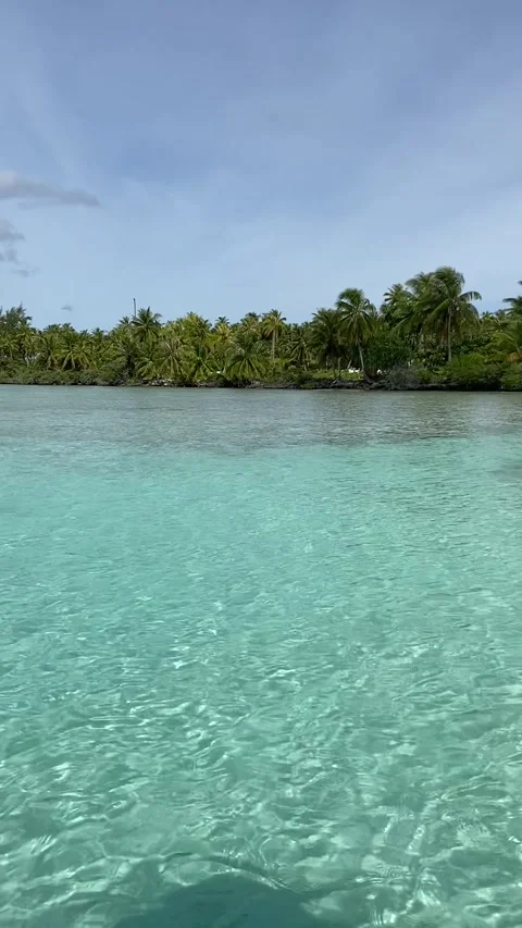 Boat ride on Rangiroa lagoon Stockbeeldmateriaal 344427704
