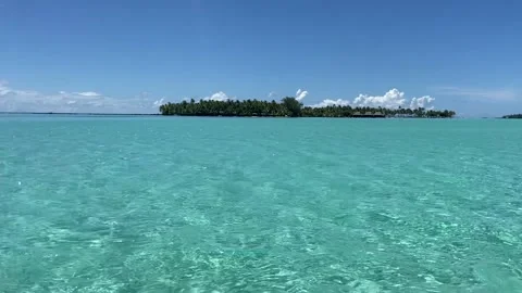 Boat ride on Tahaa lagoon Stockbeeldmateriaal 344477645