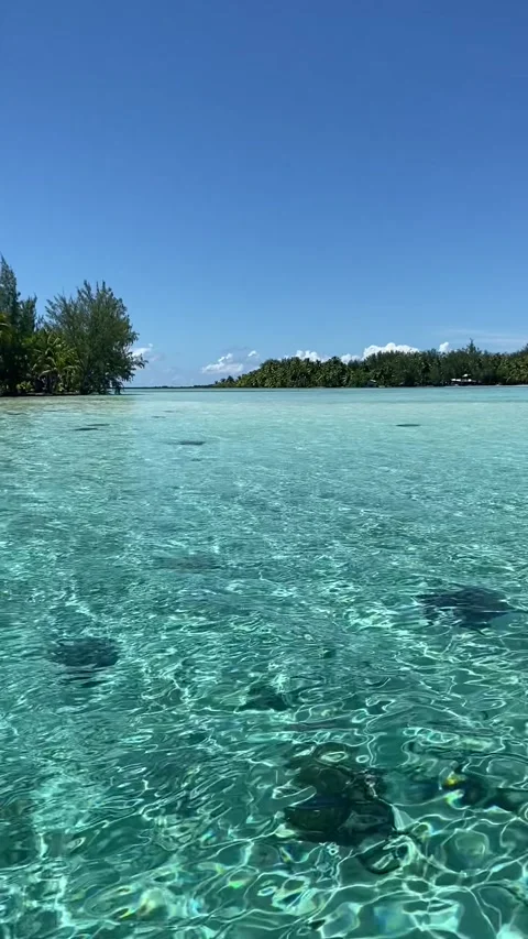 Boat ride on Tahaa lagoon Stockbeeldmateriaal 344477649