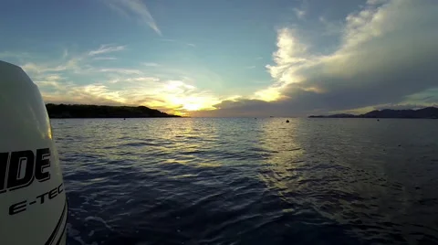 Boat ride while watching the sun rise Video stock 41277014