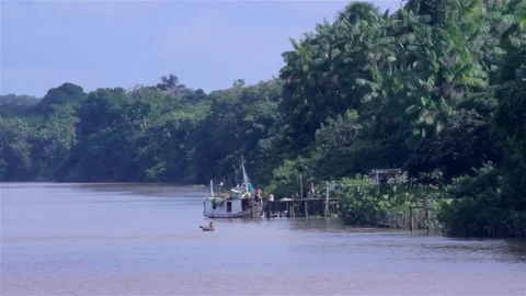 Boat on a river dock Vídeos de archivo 75170710