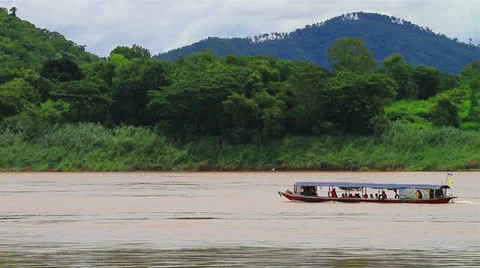 Boat on the River Vídeos de archivo 25066301