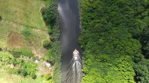 A boat on the river Vídeos de archivo 116717348