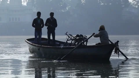 Boat in the river Narmada 05 Stockbeeldmateriaal 169511359