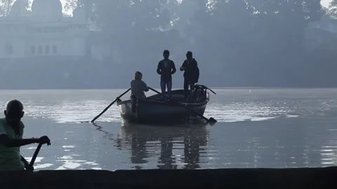 Boat in the river Narmada Stockbeeldmateriaal 169511358