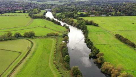 A boat on The River Thames towards Pangbourne, Berkshire, UK Stock Footage 140285238
