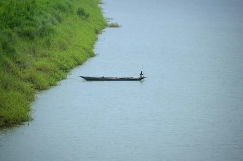 A boat to a riverside Foto stock