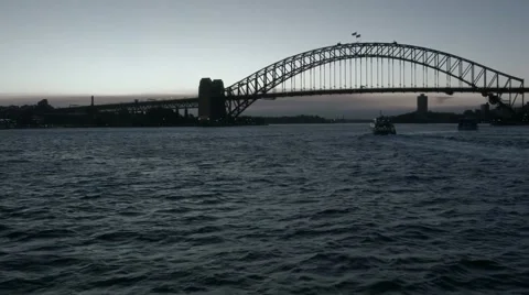 Boat rolls side to side as it sails toward Sydney Harbour Bridge at Sunset. Vidéo 68317118