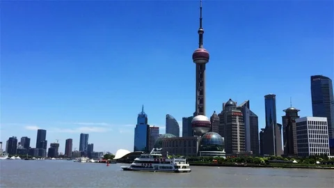 Boat run in front of Pearl Tower in Shanghai - China Vidéo 112089321