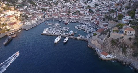 Boat sailing into dock Video stock 87567200