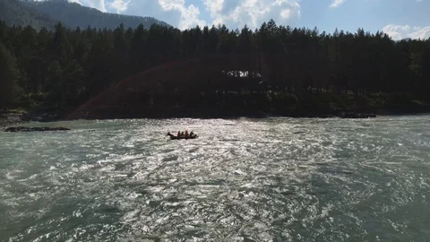 A boat sailing down a mountain river 库存影片 92670884