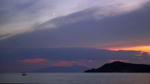 A boat is sailing in the ocean at sunset Vidéo 328108185