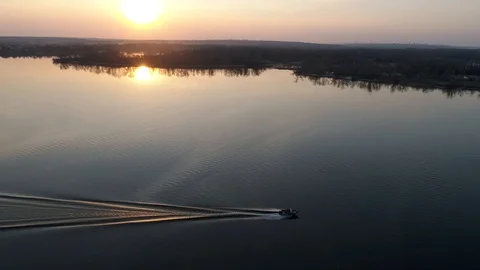 Boat sailing on the river at sunset 库存影片 104236850
