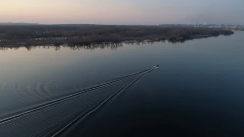 Boat sailing on the river at sunset 库存影片 104237249