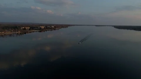 Boat sailing on the river at sunset 库存影片 104237335